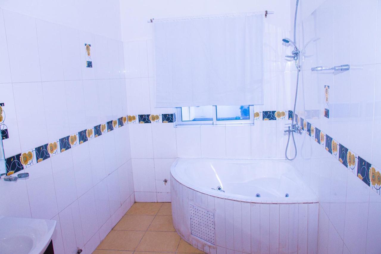 Hotel Amazone Cotonou Exterior photo